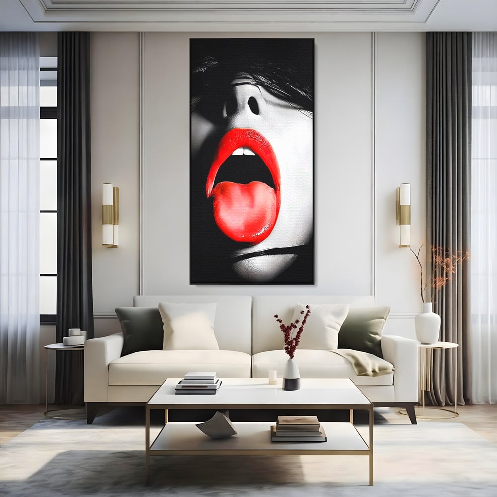 Tablou canvas cu tablou canvas cu buze si limba rosie, in rama de aluminiu negru, pe perete intr-un living